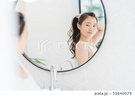 若い女性、ビューティー、鏡越し 59840079