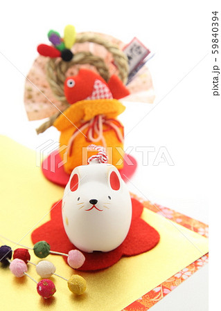 子年 年賀素材 白バック 1匹 迎春 アップ 正面 子年 年賀素材 白バック 1匹 迎春 アップ 正面 59840394