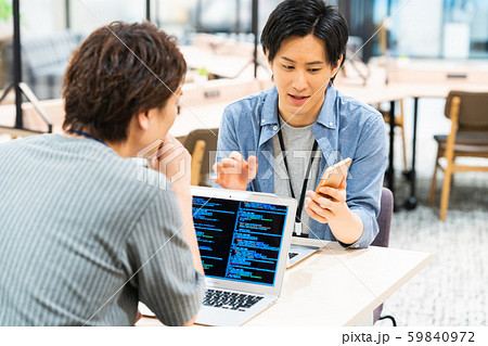 オフィス　ビジネスマン　ビジネス　パソコン　エンジニア 59840972