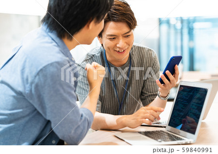 オフィス ビジネスマン ビジネス パソコン エンジニア オフィス ビジネスマン ビジネス パソコン エンジニア 59840991