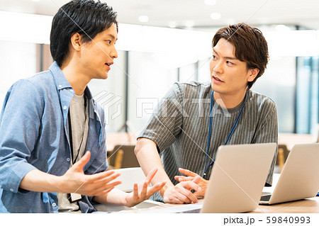 オフィス　ビジネスマン　ビジネス　パソコン　エンジニア 59840993