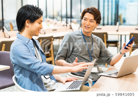 オフィス　ビジネスマン　ビジネス　パソコン　エンジニア 59841005