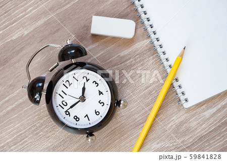 机の上のノートと時計 机の上のノートと時計 59841828