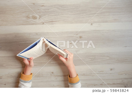 読書をする人のクローズアップとコピースペース	 59843824