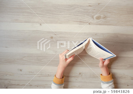 読書をする人のクローズアップとコピースペース	 読書をする人のクローズアップとコピースペース	 59843826