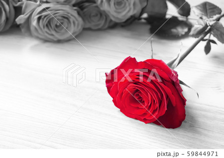 パートカラー。テーブルの上のバラ 59844971