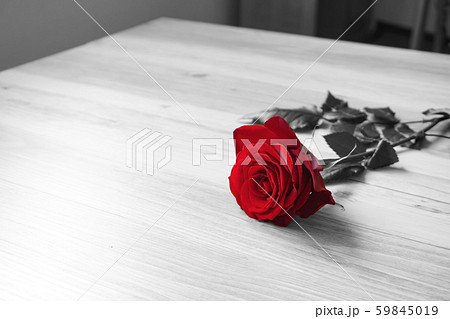 パートカラー。テーブルの上のバラ 59845019