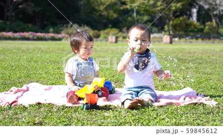 公園で遊ぶ子供 59845612