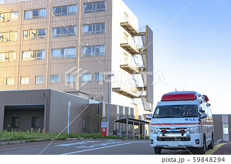病院と救急車 59848294