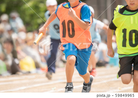 運動会　リレー　（ボケ表現） 59849965