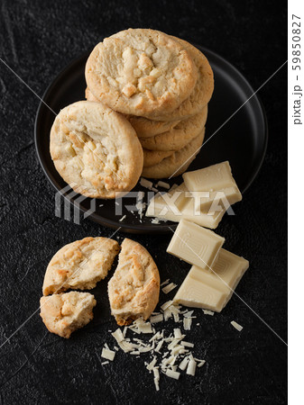 White chocolate biscuit cookies on black ceramic White chocolate biscuit cookies on black ceramic 59850827