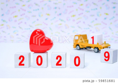 2020年の新年の準備のためブロックを整理するイメージ Happy New Year 2020 2020年の新年の準備のためブロックを整理するイメージ Happy New Year 2020 59851681