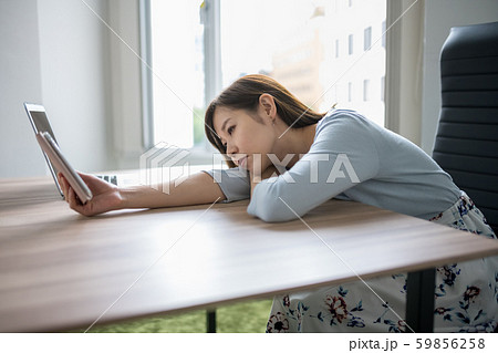 女性ポートレート 59856258