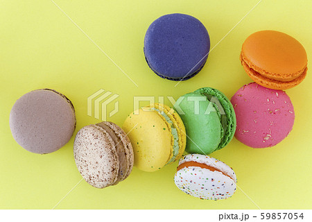 Sweet colorful French macaroon biscuits on pastel 59857054