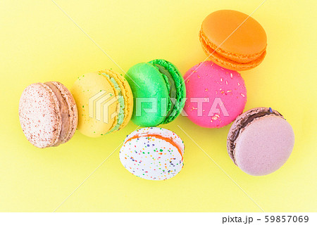 Sweet colorful French macaroon biscuits on pastel 59857069