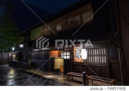 京都 四条 夜の店先 59857408