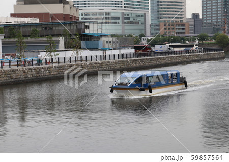 みなとみらい地区の運河と観光船 59857564