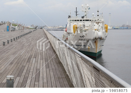 大さん橋に停泊中のケーブル敷設船 59858075