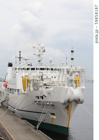 横浜港のケーブル敷設船 59858187
