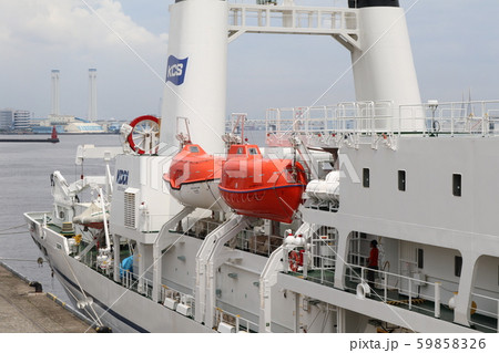横浜港のケーブル敷設船 59858326