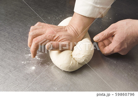 粉を混ぜて形を整える調理シーン 59860796