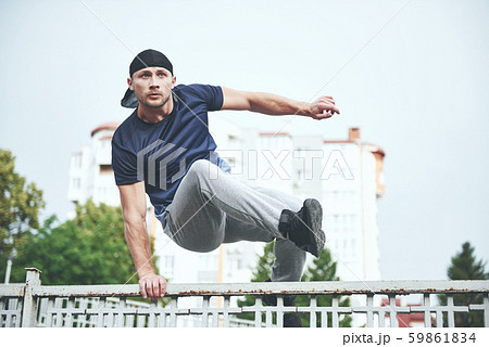 Young Sports Man Doing Parkour In The City の写真素材