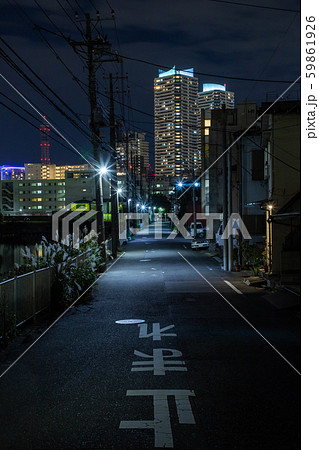 夜の下町の道路 59861926