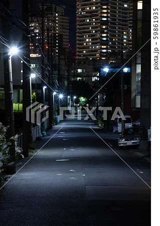 夜の下町の道路 59861935