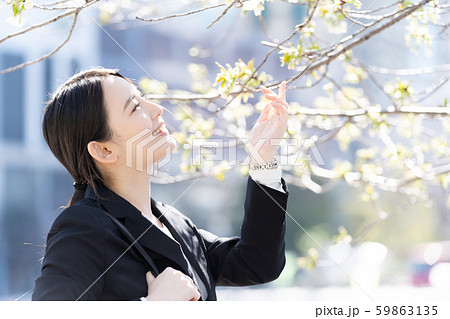 桜 咲き始め 女性 フレッシャーズ 桜 咲き始め 女性 フレッシャーズ 59863135