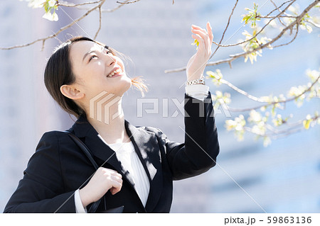 桜 咲き始め 女性 フレッシャーズ 桜 咲き始め 女性 フレッシャーズ 59863136