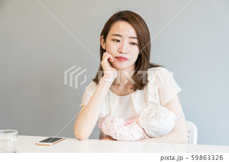 育児する女性 59863326