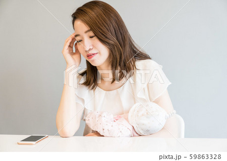育児する女性 59863328