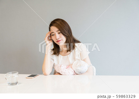 育児する女性 59863329
