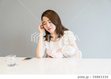 育児する女性 59863330