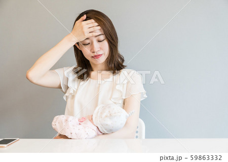育児する女性 59863332