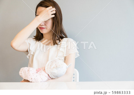 育児する女性 59863333
