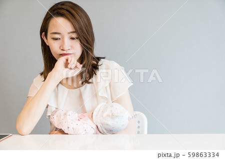 育児する女性 59863334