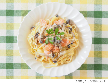 サーモンと茸のクリームソースパスタ 59863701