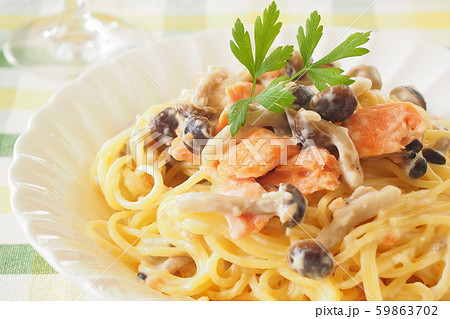 サーモンと茸のクリームソースパスタ 59863702