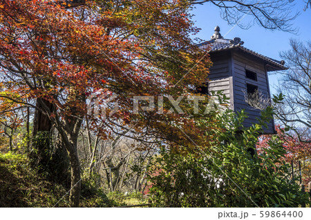 信州　長野県伊那市高遠町東高遠　高遠城址公園の紅葉　秋の太鼓櫓 59864400