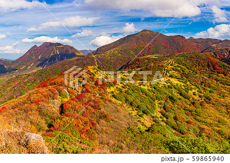沓掛山より三俣山、星生山を見渡す。鮮やかな紅葉の絶景。大分県くじゅう連山 59865940