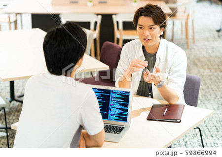 オフィス　ビジネスマン　ビジネス　パソコン　エンジニア 59866994