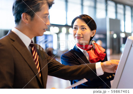 空港　案内　キャビンアテンダント 59867401