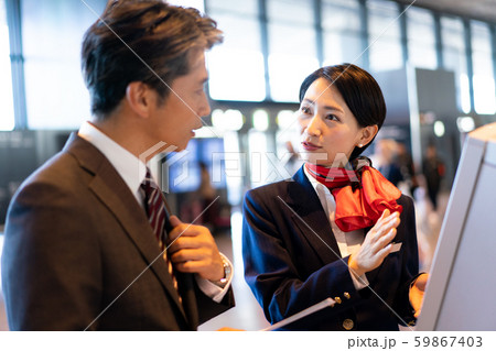 空港　案内　キャビンアテンダント 59867403