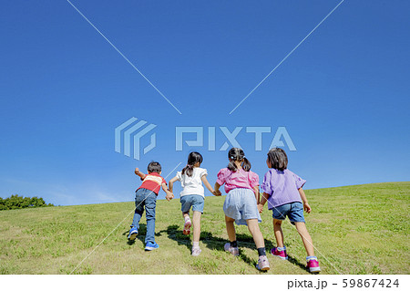 公園の丘を登る子供たちの後ろ姿 公園の丘を登る子供たちの後ろ姿 59867424