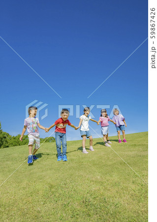 公園の丘で遊ぶ子供たち 公園の丘で遊ぶ子供たち 59867426