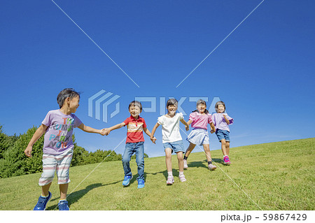 公園の丘で遊ぶ子供たち 59867429