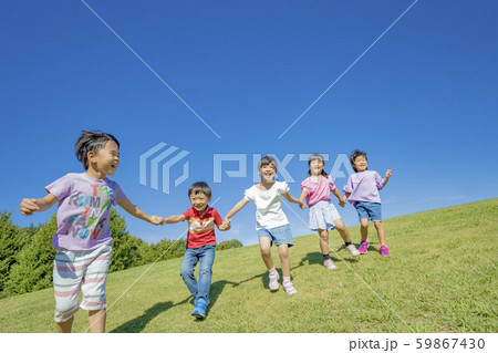 公園の丘で遊ぶ子供たち 公園の丘で遊ぶ子供たち 59867430