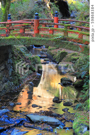 苔生した赤い橋 59868384
