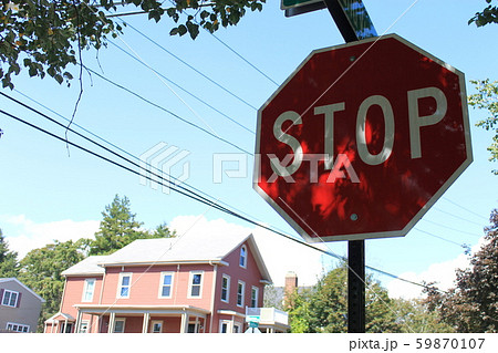 アメリカの止まれ ストップ Stop の道路標識の写真素材